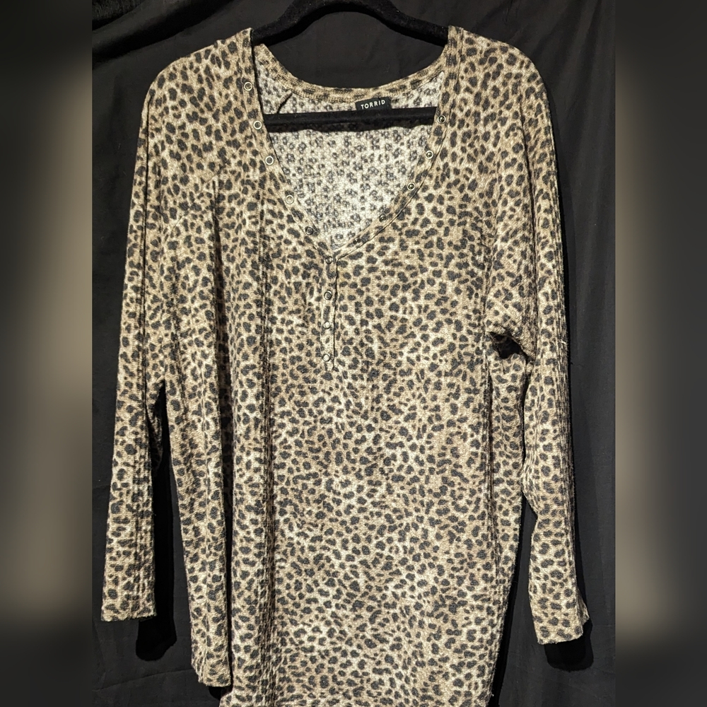 Torrid Blouse Womens 2X Animal Print Snap Up Neck Popover Leopard Cheetah size 3
